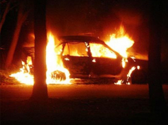 Под Волгоградом неосторожный курильщик сжег собственный гараж и автомобиль 