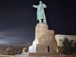 Площадь Ленина аврально озеленяют в центре Волгограда