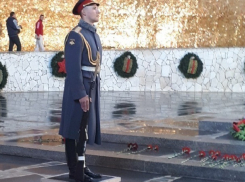 Волгоградцы высмеяли девушку, влюбленную в часового с Мамаева кургана