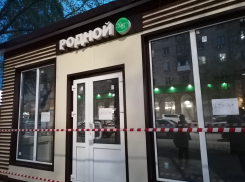 Наделавший много шуму колбасный киоск у гимназии №3 в Волгограде огородили лентой и приговорили к сносу