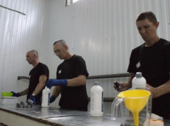 В колонии Волгограда осужденные выпускают антисептики, автошампуни и жидкое мыло 