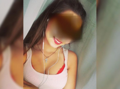 Волгоградка похвасталась улыбкой, выпятив грудь в красном бюстгальтере