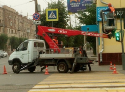 Стильные светофоры с табло устанавливают на разбитых волгоградских дорогах