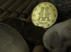 Астролог посоветовала Близнецам начать копить деньги 