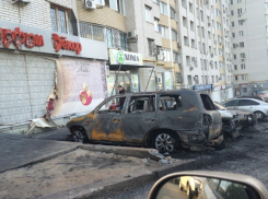 В Волгограде ночью сгорело три иномарки и «девятка»