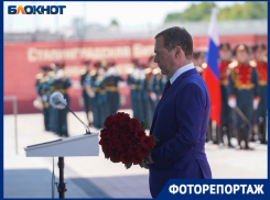 Патриотическими баннерами закрыли неприглядное: фоторепортаж экспресс-визита Дмитрия Медведева в Волгоград