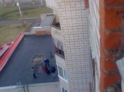 В Волжском на козырек магазина упал 67-летний мужчина