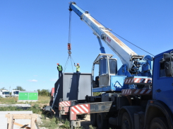 В поселке Аэропорт монтируют очистные сооружения канализации 