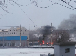 В Волгограде в пойме реки Царица загорелся вагончик 