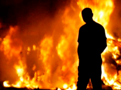 Убил и поджег: 40-летнего мужчину обвиняют в двойном убийстве и поджоге дома