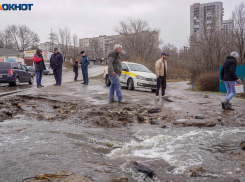 Список самых жутких ям составили для дорог Волгограда: «В каждой луже потенциальный вход в метро»