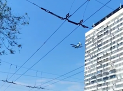 Низкий пролет самолета сняли над центром Волгограда 