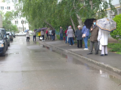 «Позор и унижение»: ради бесплатных масок волгоградских пенсионеров заставили мокнуть под дождем