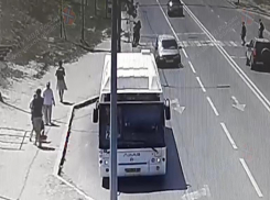 На видео попала авария со сбитой 13-летней школьницей у ТРК в Волгограде