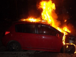 Nissan March выгорел дотла на западе Волгограда