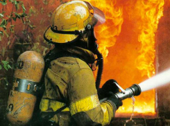 В Урюпинске на автостоянке сожгли полуприцеп