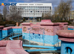 Разруха и граффити изуродовали исторический центр Волгограда: фоторепортаж