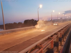 Мотоциклист загорелся на Танцующем мосту в Волгограде