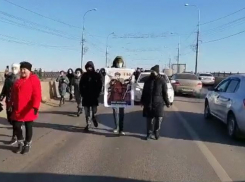 Обманутые дольщики перекрыли дорогу на юге Волгограда: город встал в пробку