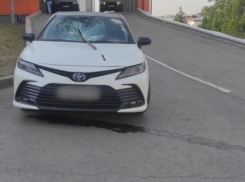 В реанимации спасают волгоградца из пробитой ломом Toyota