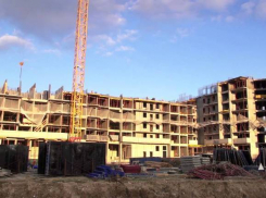 В Волгограде на стройке 44-летнего рабочего насмерть засыпало грунтом 