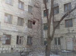 Стена рухнула в многоквартирном доме в Волжском