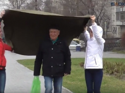 В Волгограде активисты спасали от дождя прохожих в парке им. Саши Филиппова 