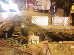 В Волгограде автомобиль провалился в двухметровую яму на проезжей части