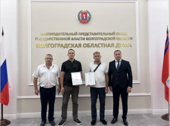 Волгоградцев наградили за спасение мальчика-аутиста на городском пляже 