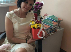 Классного руководителя кадетского класса Ирину Коноваленко поздравляют с праздником