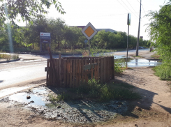 В Волгограде прорвало канализацию и затопило две улицы нечистотами
