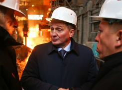 Губернатор Андрей Бочаров пришёл в душ к рабочим «Красного Октября»