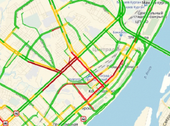 Центр Волгограда парализовали пробки и заторы 