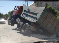 Грузовик из-за дорожных работ свалился в глубокую яму на обочине в Волгограде