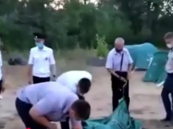 Палаточный лагерь активистов в Волго-Ахтубинской пойме разгоняют полицейские 