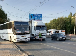 В Волгограде ДТП с автобусом и фурой заблокировало Вторую Продольную