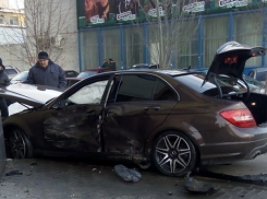 Mercedes едва не врезался в многоэтажку в результате ДТП в центре Волгограда