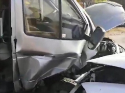 Маршрутка врезалась в пассажирский автобус в Волжском: последствия аварии попали на видео