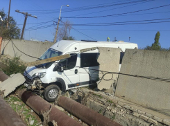 Маршрутка протаранила бетонный забор на юге Волгограда: пассажиры в больницы