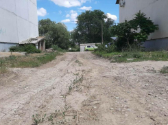 За 8 месяцев житель Ленинска по суду заставил чиновников сделать площадку для мусора и отремонтировать заезды