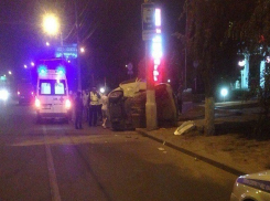 На севере Волгограда иномарка обняла столб и перевернулась