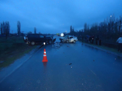 Под Волгоградом водитель ВАЗ-2112 протаранил Toyota Land Cruiser и погиб 