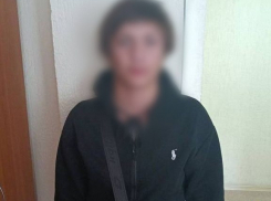 Дерзкий грабеж волгоградского подростка в сетевом магазине попал на видео 