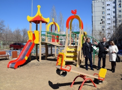 Чиновники Волгограда восхищенно прошлись по свежеубранным дворам