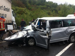 Волгоградский микроавтобус протаранил грузовик из Саратова: 8 пострадавших