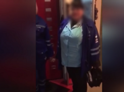 Скандал родителей больного ребенка со «скорой» из-за бахил разделил волжан на два лагеря