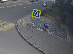Красящая тротуар в центре Волгограда пенсионерка попала на видео