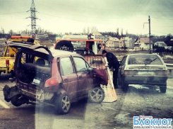 Волгоградка на Матизе врезалась в фонарь и вылетела на встречную