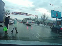 Бессмертные пешеходы попали на видео на месте смертельного наезда в Волгограде