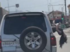 Подробности падения танцовщицы из окна «волгоградской» машины рассказал водитель